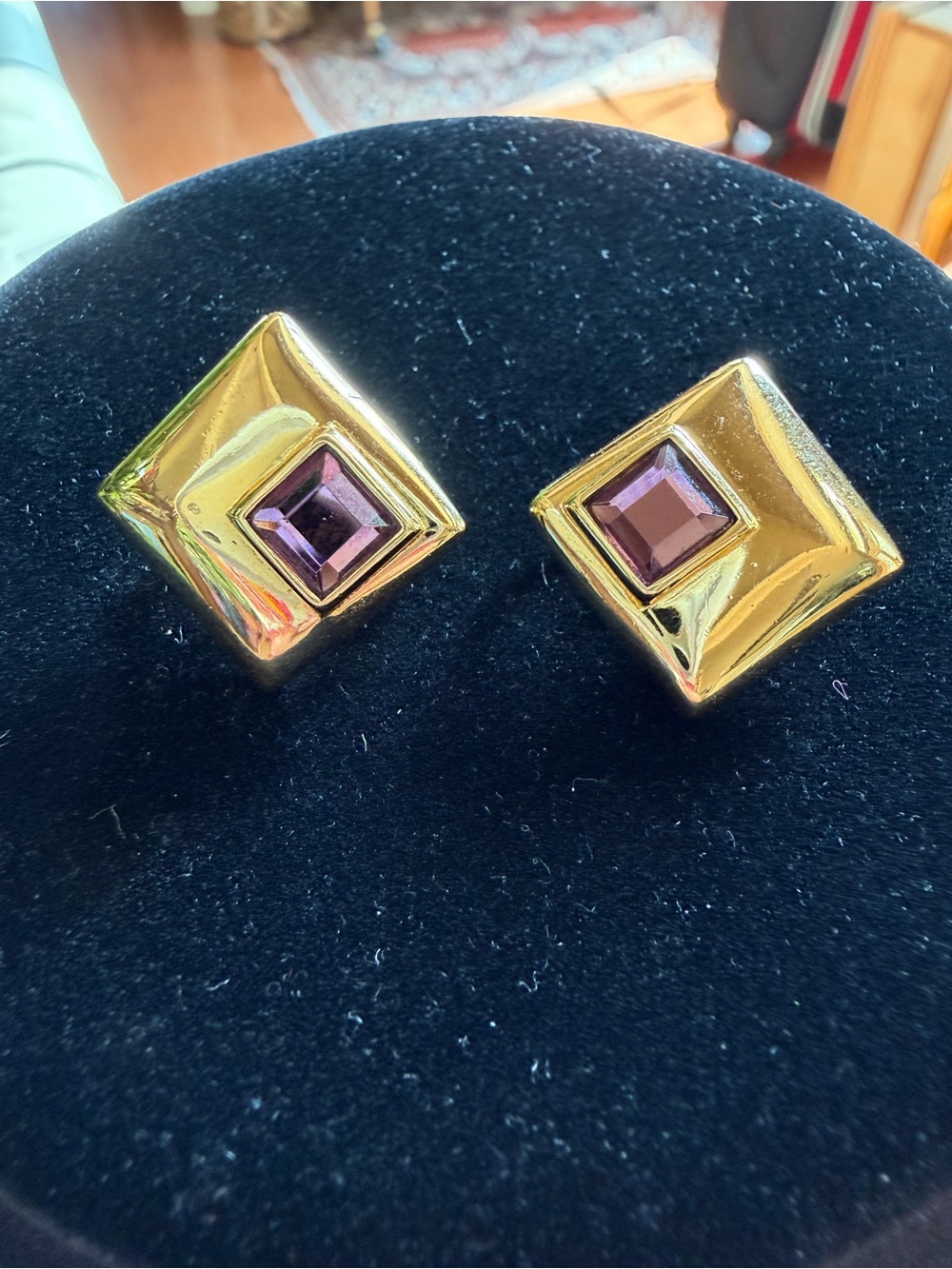 Vintage Signed Trifari Gold Tone Amethyst Crystal Clip On Earrings ⭐ - Picture 2 of 4